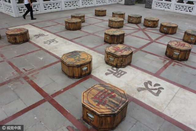 棋盘上有中国象棋,每个棋子约120斤.