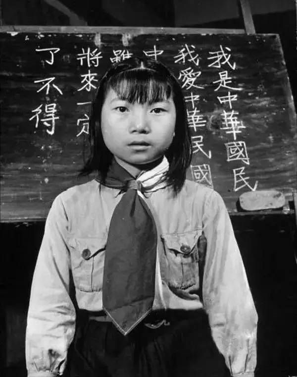 照片生动的展现了上个世纪40年代成都龙泉驿真实世界里人们的真实生活